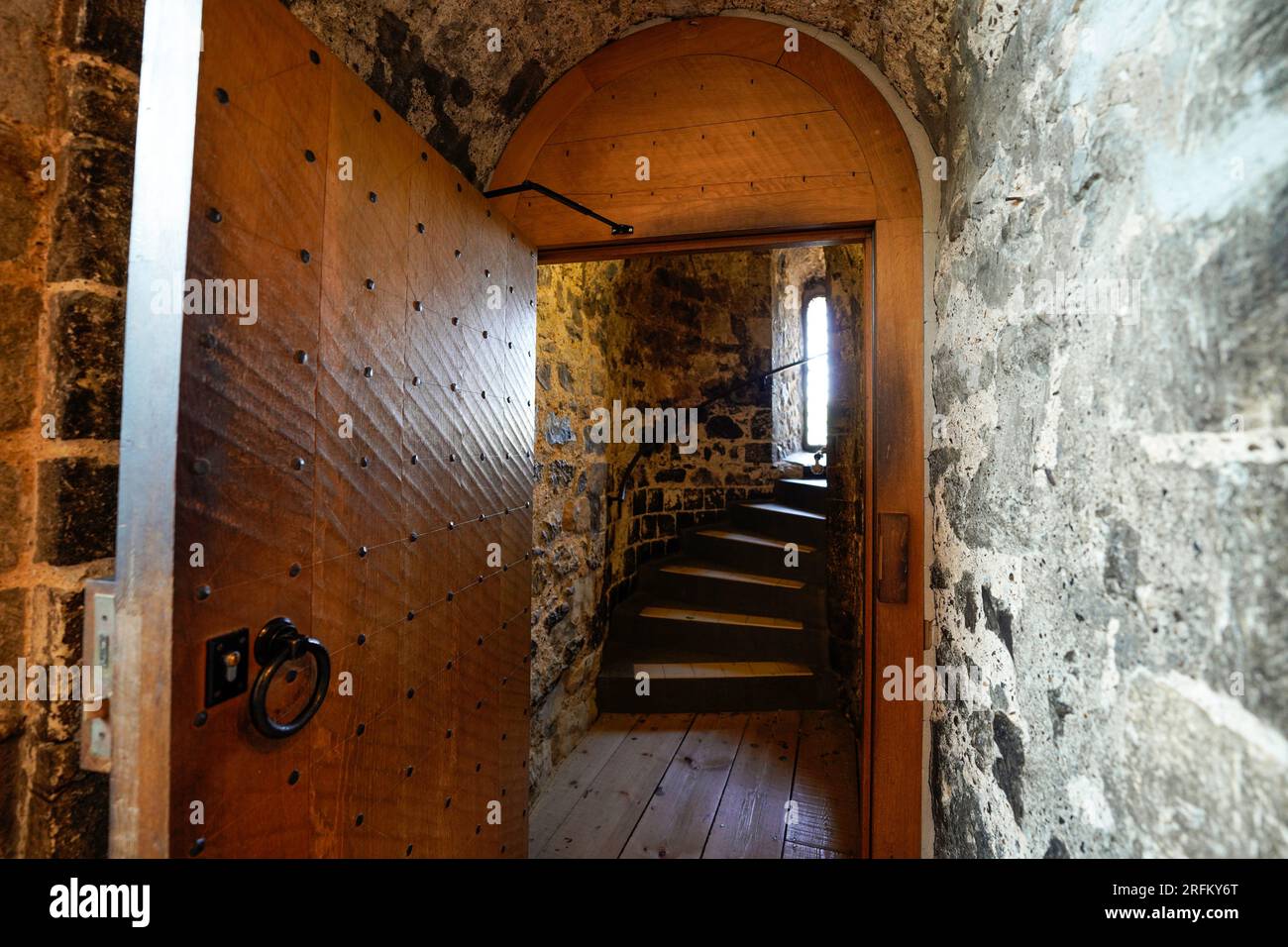 London, England, Großbritannien - 16. Juli 2022. Im Inneren des Tower of London, mittelalterliche Burgholztür mit alten Steingängen, alten mittelalterlichen Korridoren, Stufen. Stockfoto