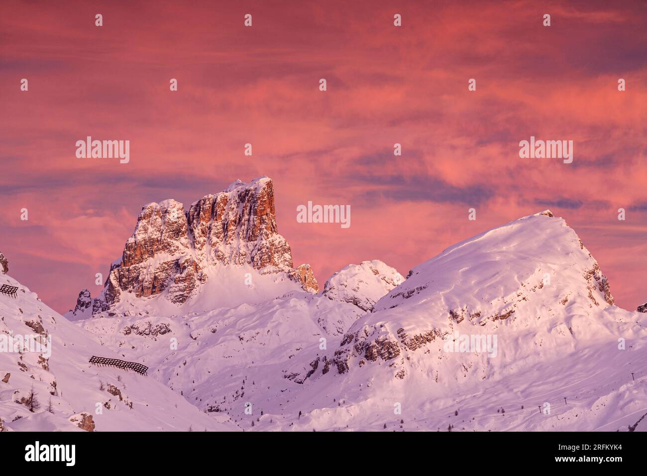 Abendglühen am Falzarego Pass, Blick auf Averau, Belluno, Südtirol, Dolomiten, Italien Stockfoto