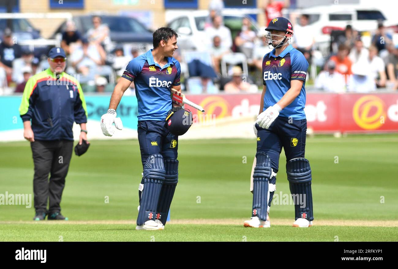 Hove UK 4. August 2023 - David Bedingham (links) und Alex Lees haben beide Jahrhunderte gegen Sussex Sharks während des Metro Bank One Day Cup Cricket-Spiels auf dem Central County Ground 1. in Hove geschossen: Credit Simon Dack /TPI/ Alamy Live News Stockfoto