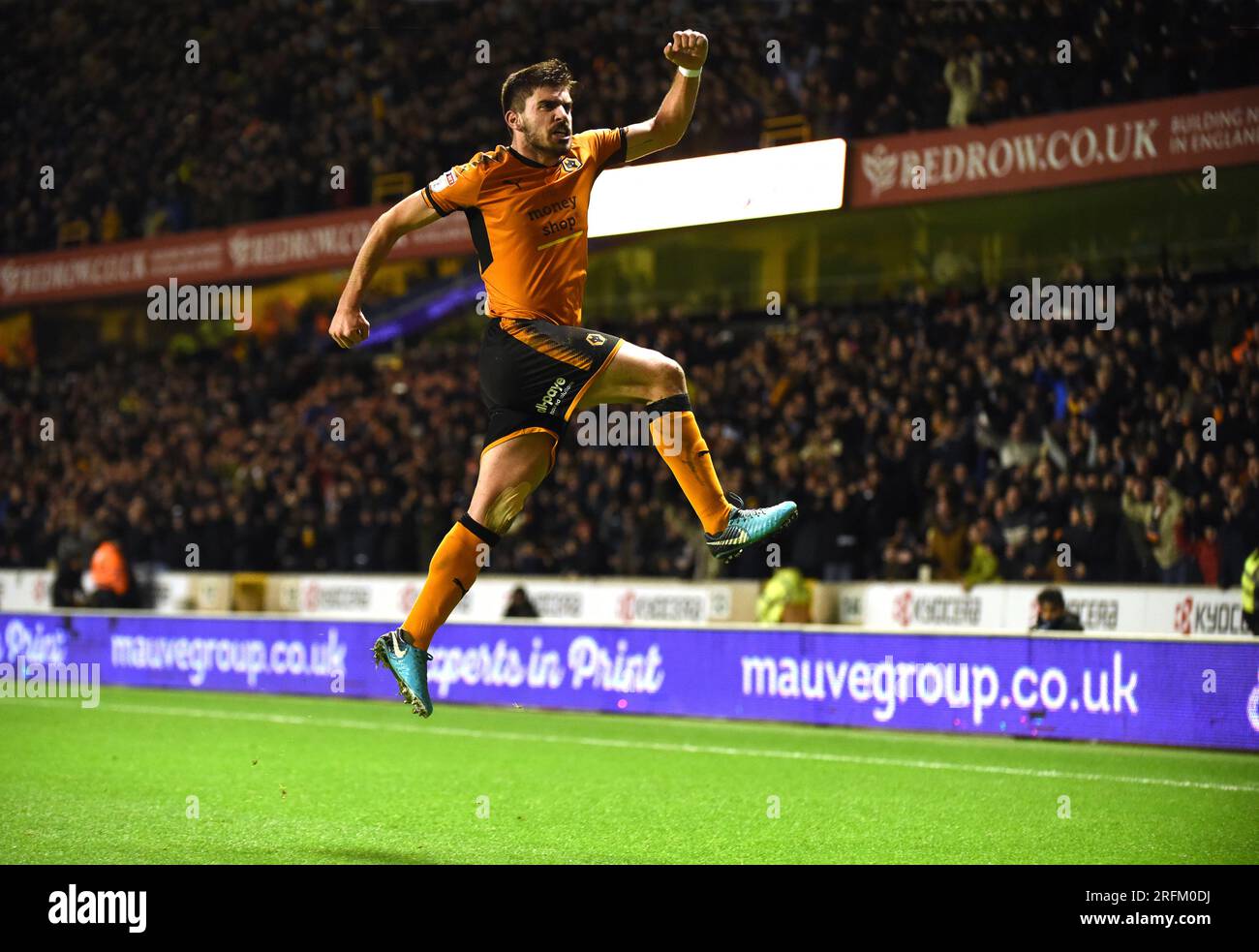 Wolverhampton Wanderers Fußballspieler Ruben Neves feiert sein Tor in Molineux Stockfoto