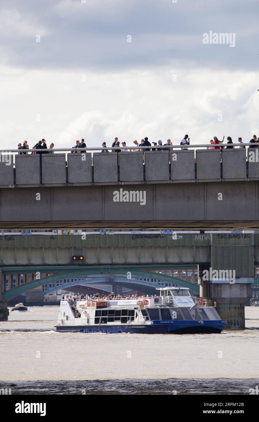 London River Bus auf der Themse mit Pendlern Stockfoto