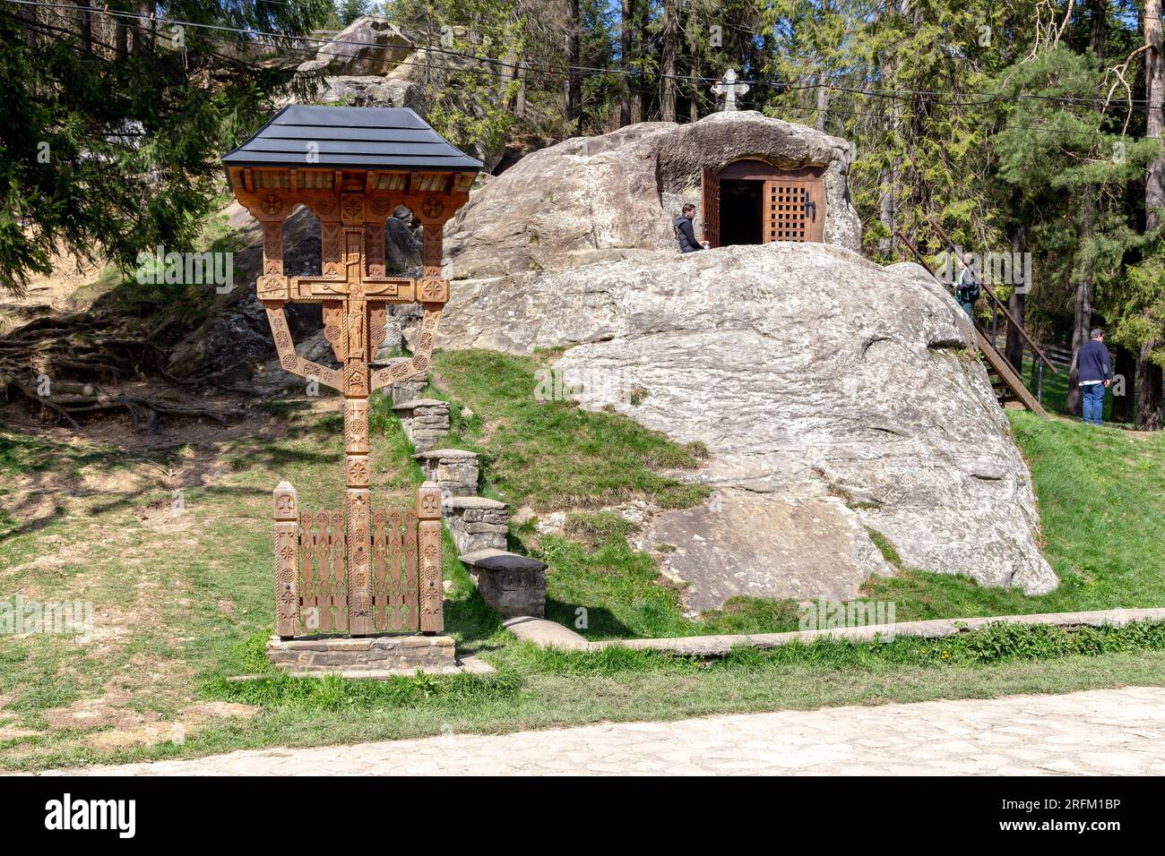 PUTNA, RUMÄNIEN - 30. APRIL 2023: Dies ist ein traditionelles Kreuz in der Nähe des Felsens mit der Höhle von Daniel dem Eremit. Stockfoto