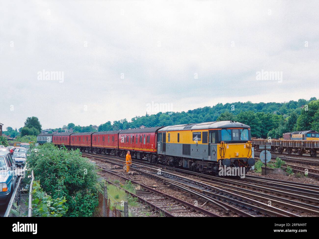 Am 8. Juni 1994 in Redhill verkehrte eine Elektro-Diesellokomotive der Klasse 73 mit der Nummer 73118 der Royal Mail. Stockfoto