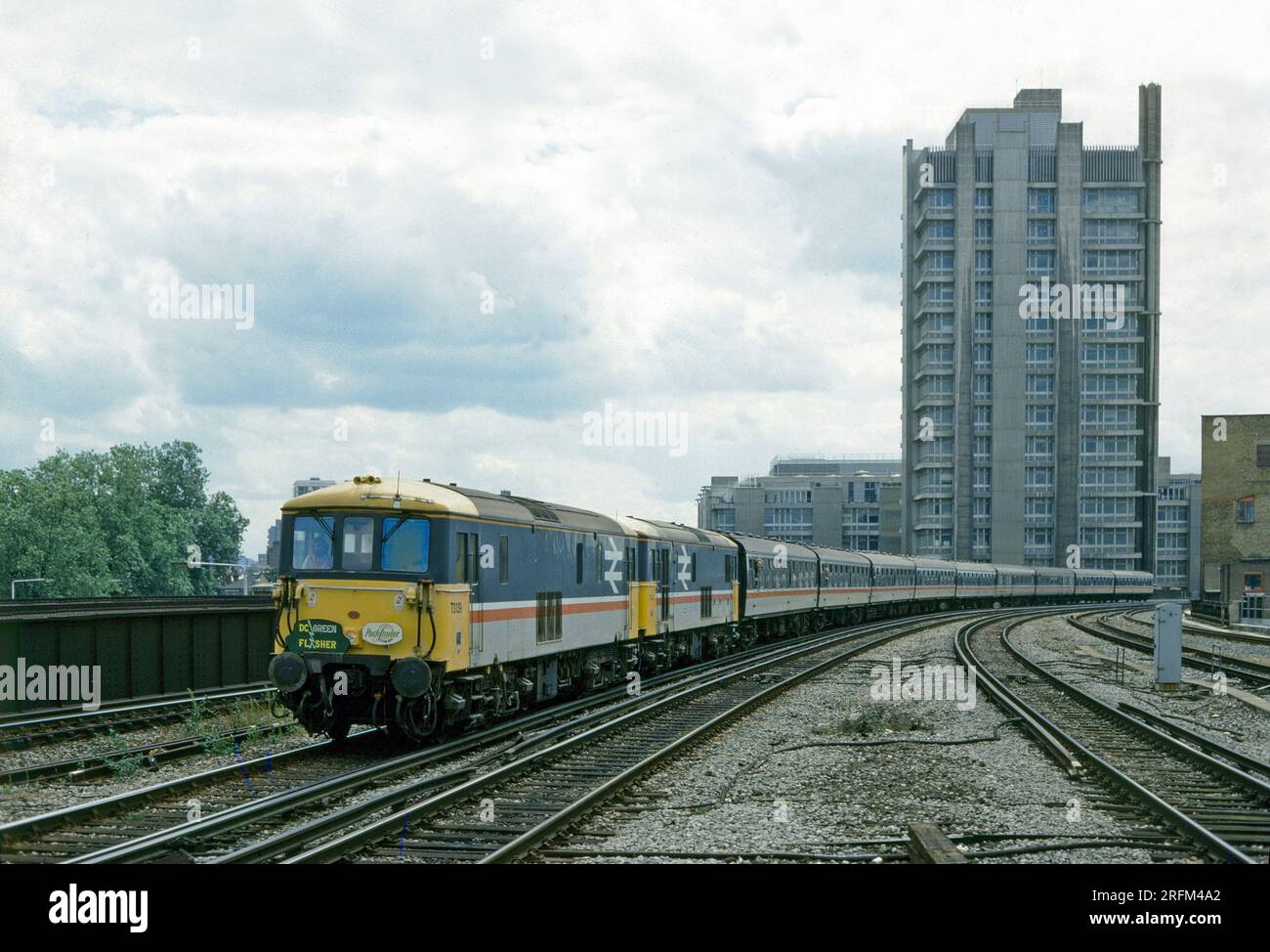 Ein Paar Elektro-Diesellokomotiven der Klasse 73 mit den Nummern 73139 und 73141, die am 17. Juli 1993 in Vauxhall an einer Enthusiast-Eisenbahn arbeiten. Stockfoto