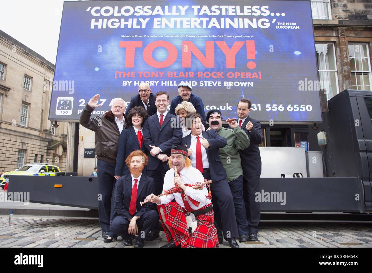 Edinburgh, Großbritannien, August 4. 2023: Die Besetzung von Harry Hill und Steve Browns neuem Musical TONY! Versammeln Sie sich im Vorfeld beim Festival Fringe. Bild: DB Media Services / Alamy Credit: Terry Murden/Alamy Live News Stockfoto