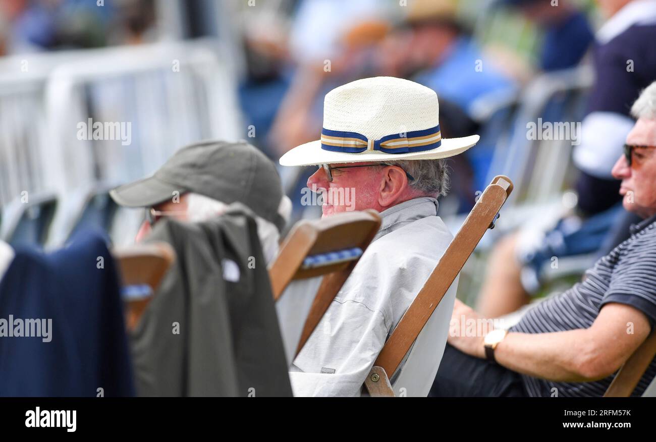 Hove UK 4. August 2023 - Zuschauer genießen die Sonne, während sie beim One Day Cup-Cricket-Spiel der Metro Bank gegen Durham auf dem Central County Ground 1. in Hove zuschauen: Credit Simon Dack /TPI/ Alamy Live News Stockfoto