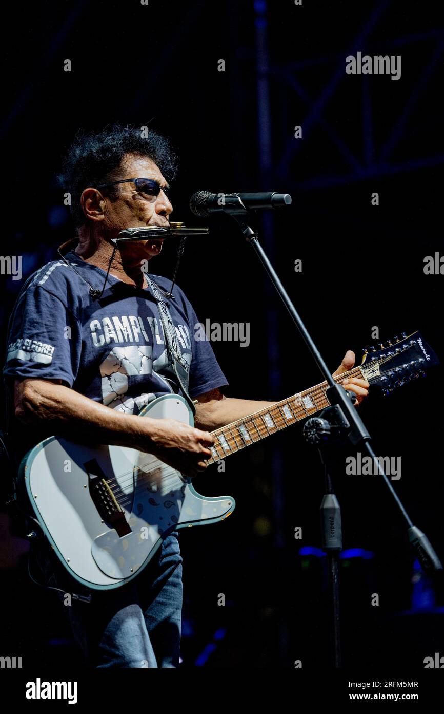 Edoardo bennato outfit Fotos und Bildmaterial in hoher Auflösung Alamy