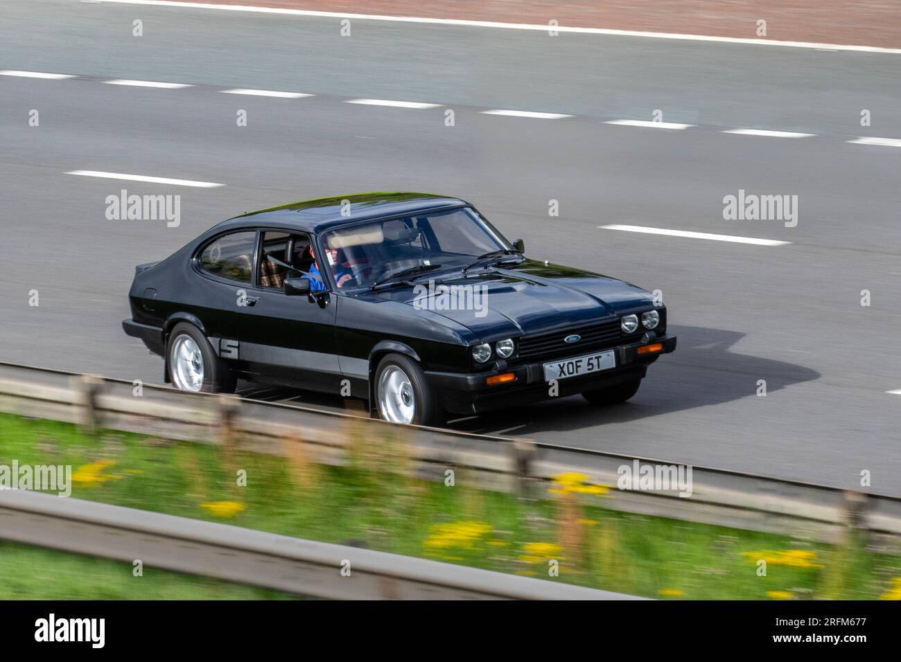 1979 70s Siebzigerjahre British Ford Capri S Black Car Benzin 2994 cm3, Fastback Coupé, das mit hoher Geschwindigkeit auf der Autobahn M6 in Greater Manchester fährt Stockfoto