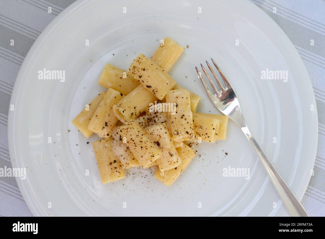 Rigatoni Cacio e Pepe Italienische Pasta mit Pecorino Romano Käse und Pfeffer aus Rom und der Region Latium Stockfoto