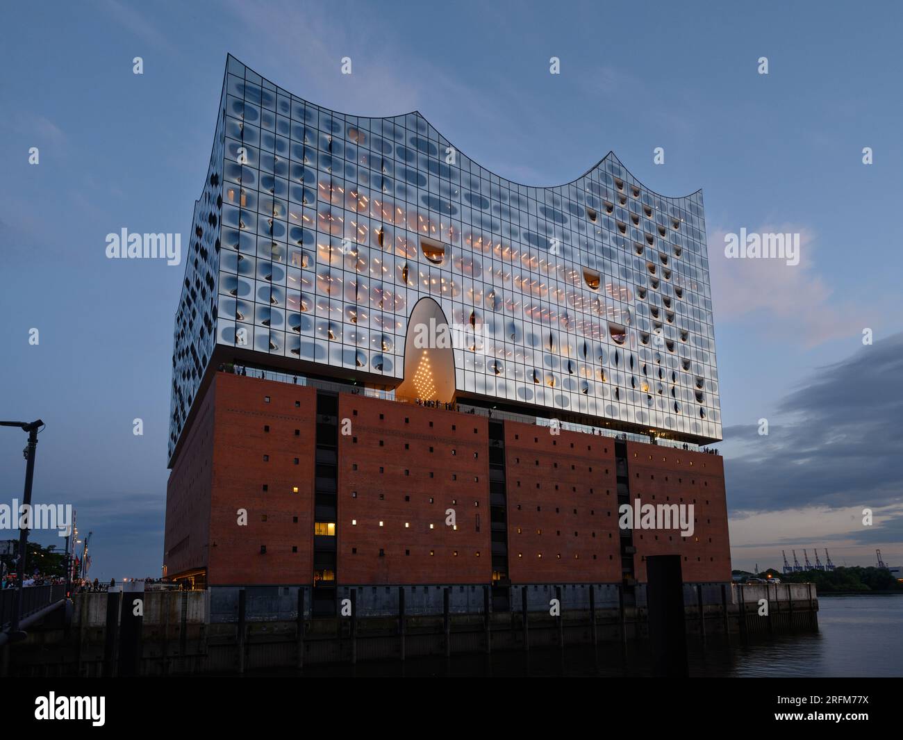 Hamburg, Deutschland - Juni 13 2023: Elbphilharmonie oder Elbphilharmonie Konzertsaal Außenfassade mit Glasfassade am Abend beleuchtet. Stockfoto