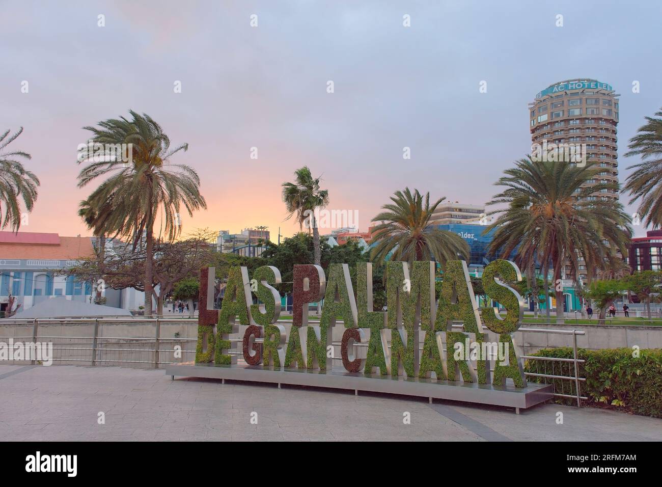 Schild "Las Palmas de Gran Canaria" vor Palmen und Himmel im Stadtzentrum von Las Palmas, Spanien Stockfoto