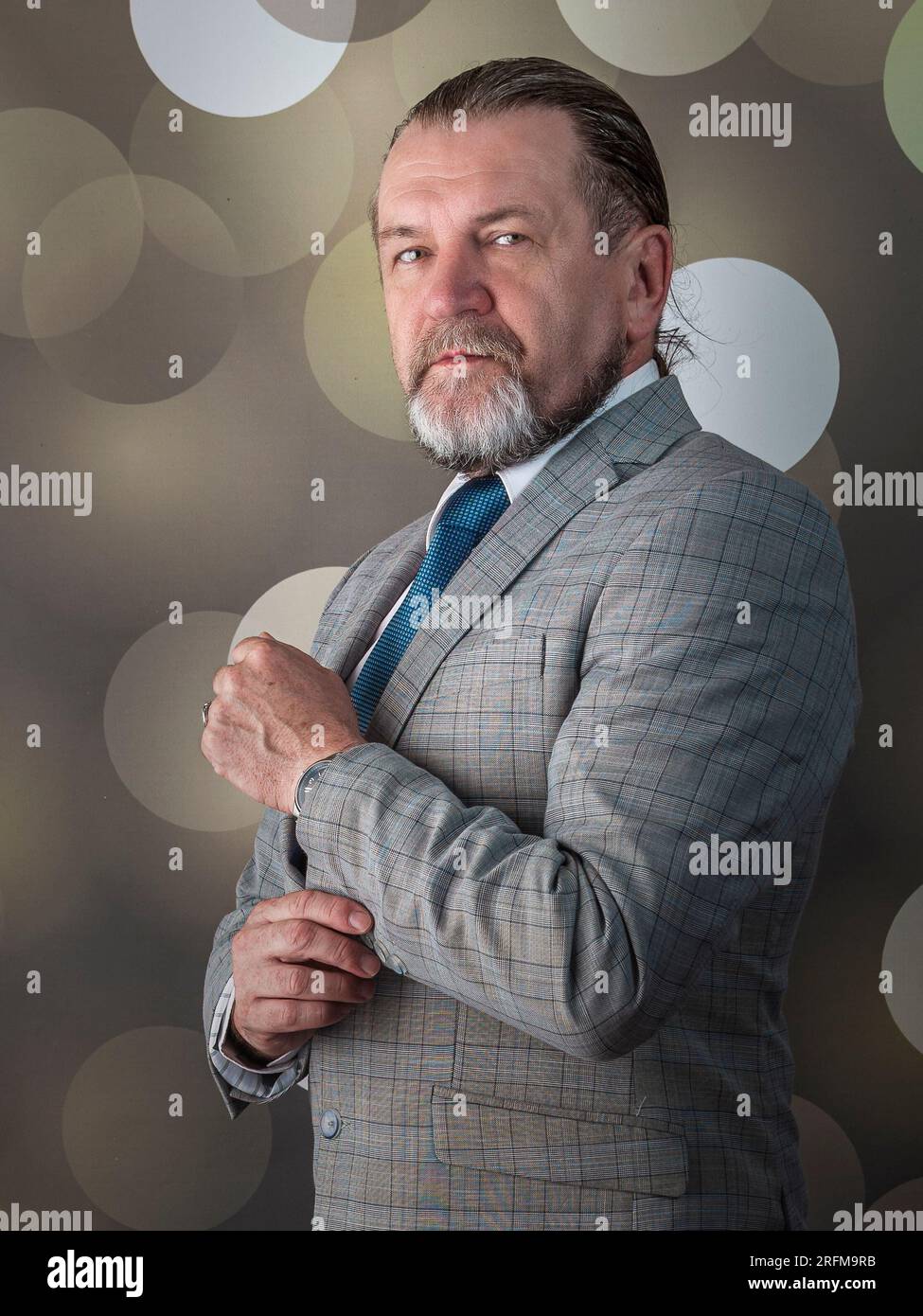 Ein alter Mann trägt strahlende Kleidung Stockfoto