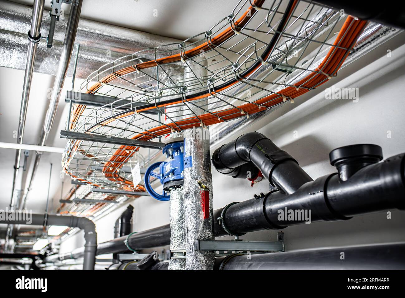 Gas- und Abfallleitungen in den unterirdischen Räumlichkeiten der Fabrik, industrieller Hintergrund Stockfoto