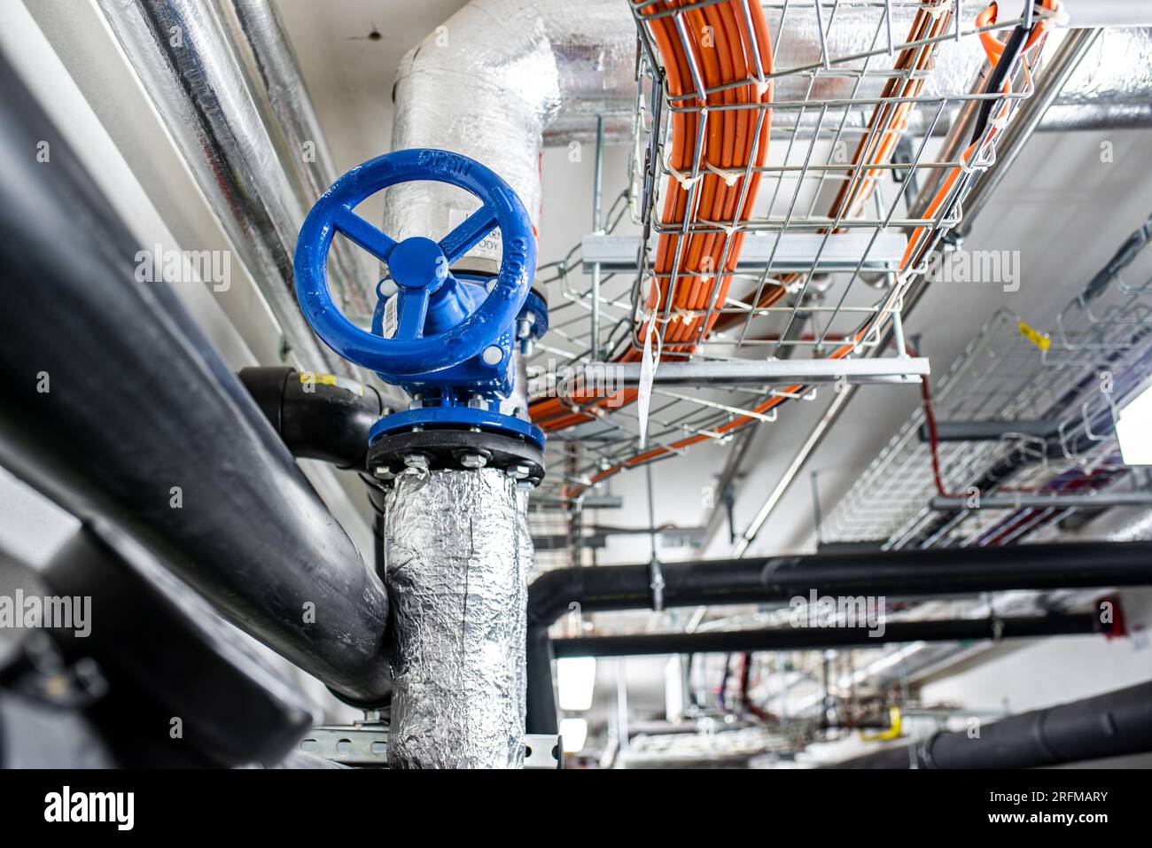 Gas- und Abfallleitungen in den unterirdischen Räumlichkeiten der Fabrik, industrieller Hintergrund Stockfoto