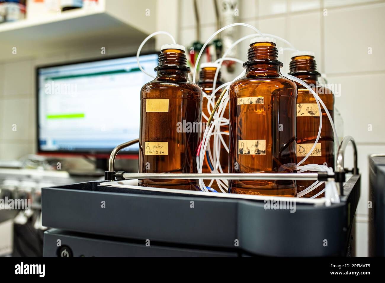 Stammlösungen für die Flüssigkeitschromatographieanalyse werden Flaschen direkt an die LC-Maschine angeschlossen Stockfoto