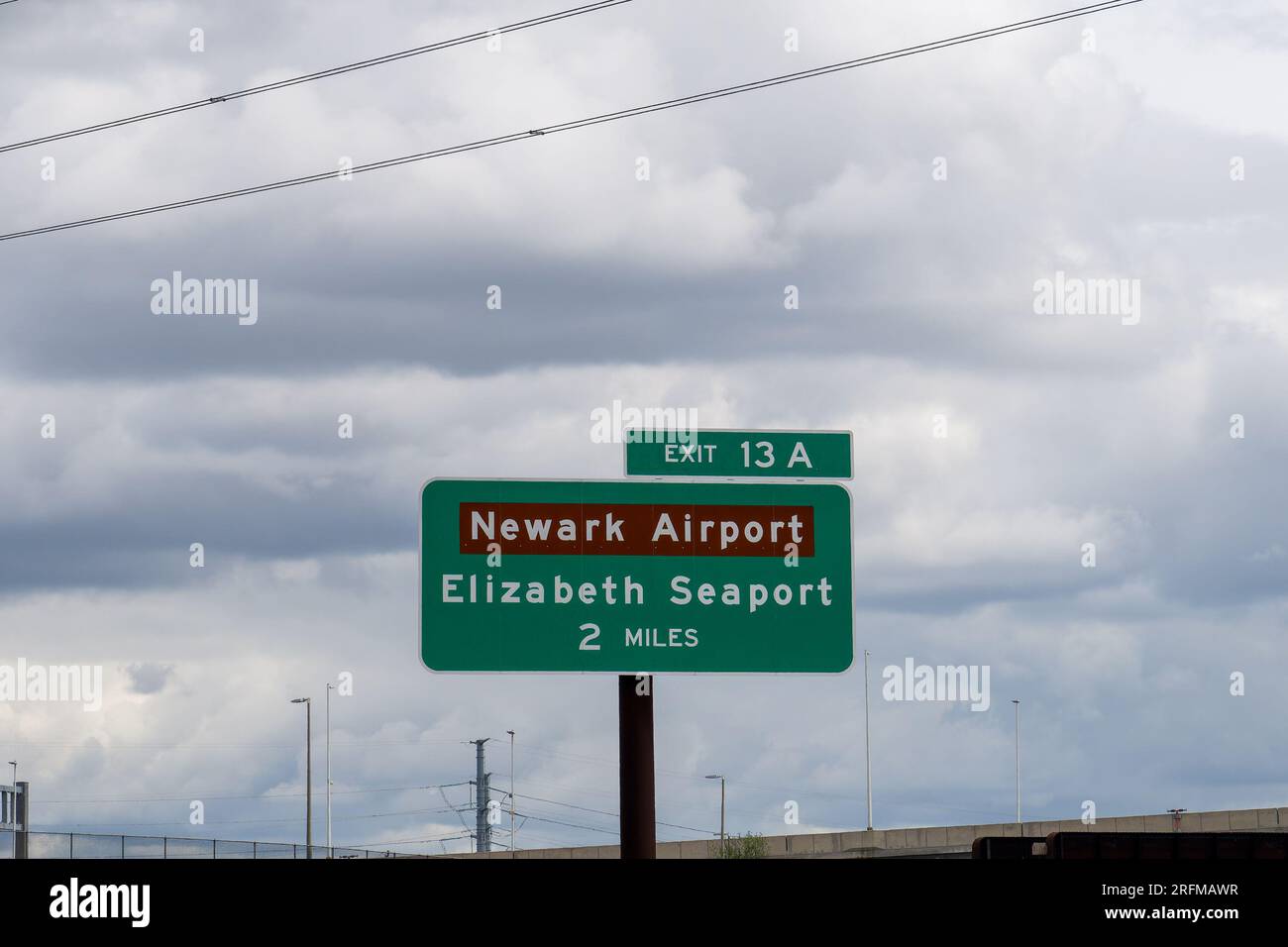 ausschilderung zur Ausfahrt 13A auf der New Jersey Turnpike I95 zum Flughafen Newark und Elizabeth Seaport Stockfoto
