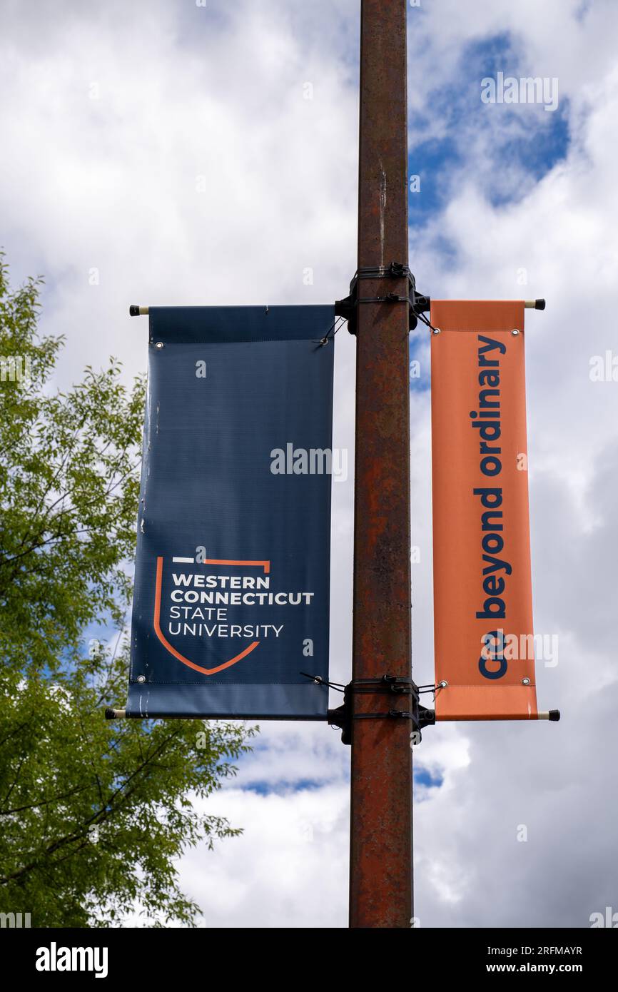 Danbury, CT - 3. Mai 2023: Banner der Western Connecticut State University mit „Go Beyond Normal“ Stockfoto
