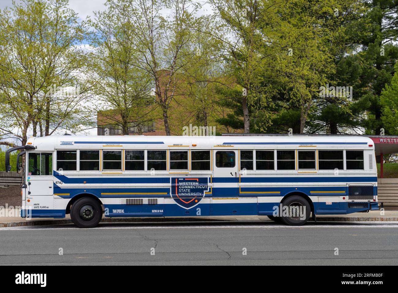 Danbury, CT - 3. Mai 2023: Studententransport der Western Connecticut State University an der Bushaltestelle am Westside Campus Center Stockfoto