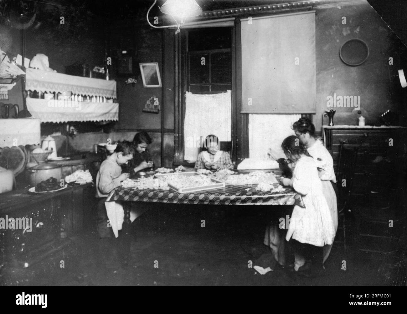Nacht Szene. 19:30 Uhr Januar 29., 1912. Die Veilchen, und sie arbeiten oft später. Pollinni Familie; 5 Carmine St., NEW YORK, das Leben in einem Mietshaus. Stockfoto