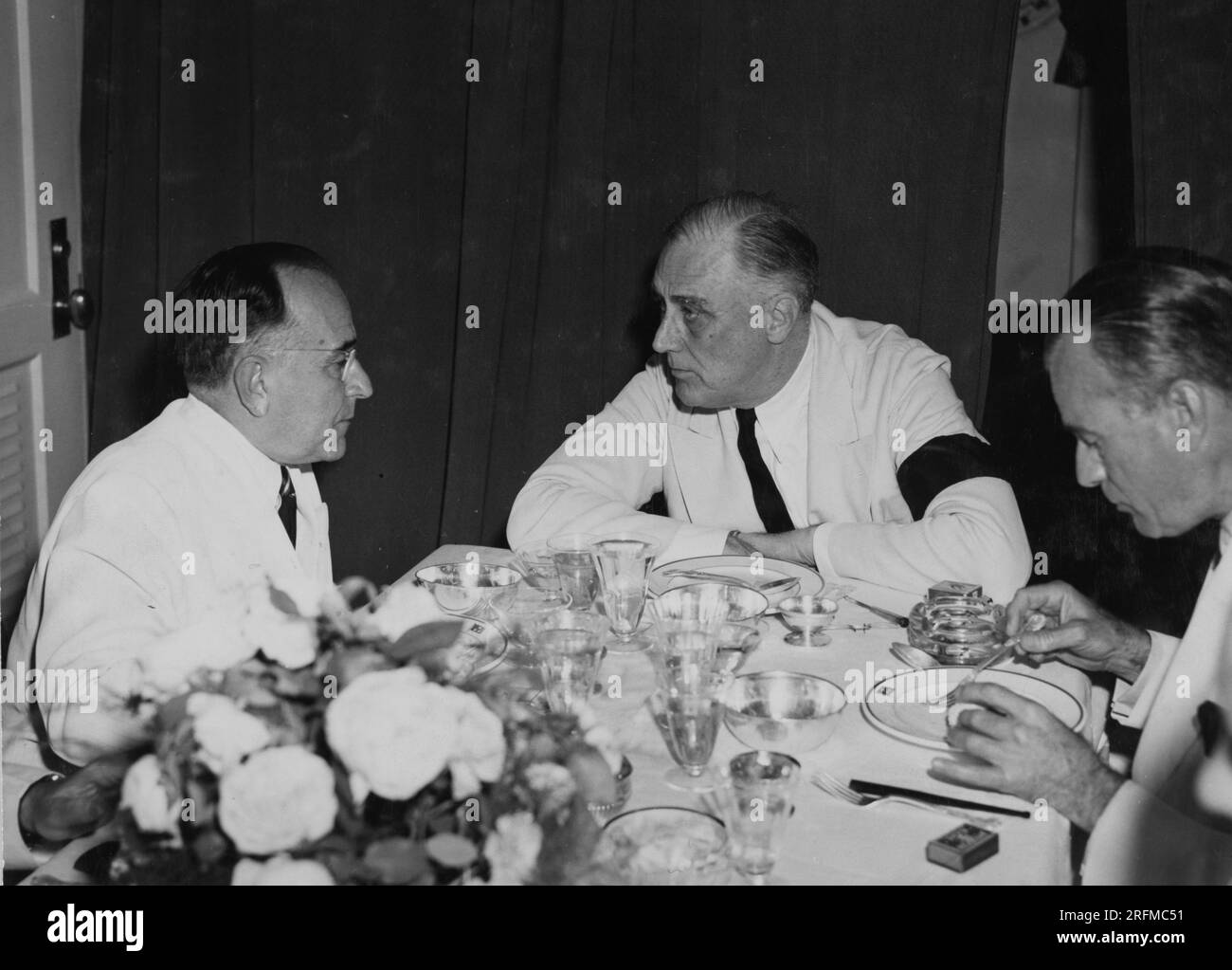 Präsident Getulio Vargas in Brasilien berät sich mit Präsident Roosevelt bei einer Konferenz an Bord eines US-Zerstörer im potengi River Harbour in Natal; während des Zweiten Weltkriegs Stockfoto