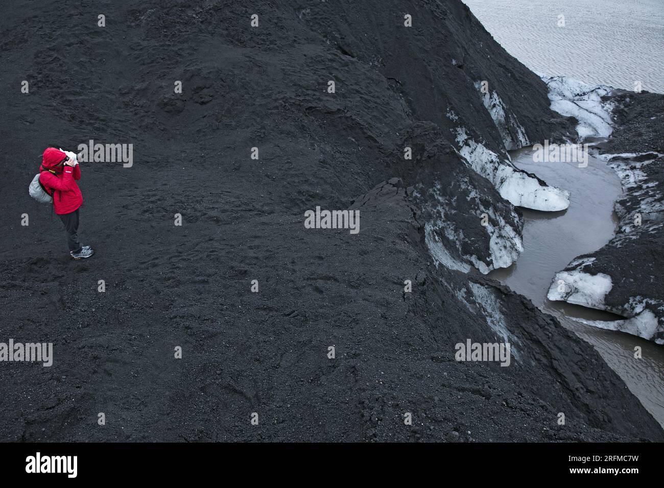 Islande, Sólheimajökull, le Glacier couvert de cendre vulcanique avec 1 personnage,langue Glaciaire du Mýrdalsjökull / Iceland, Sólheimajökull, der vulkanische, mit Asche bedeckte Gletscher mit 1 Figur, Mýrdalsjökull Eiszunge / Stockfoto