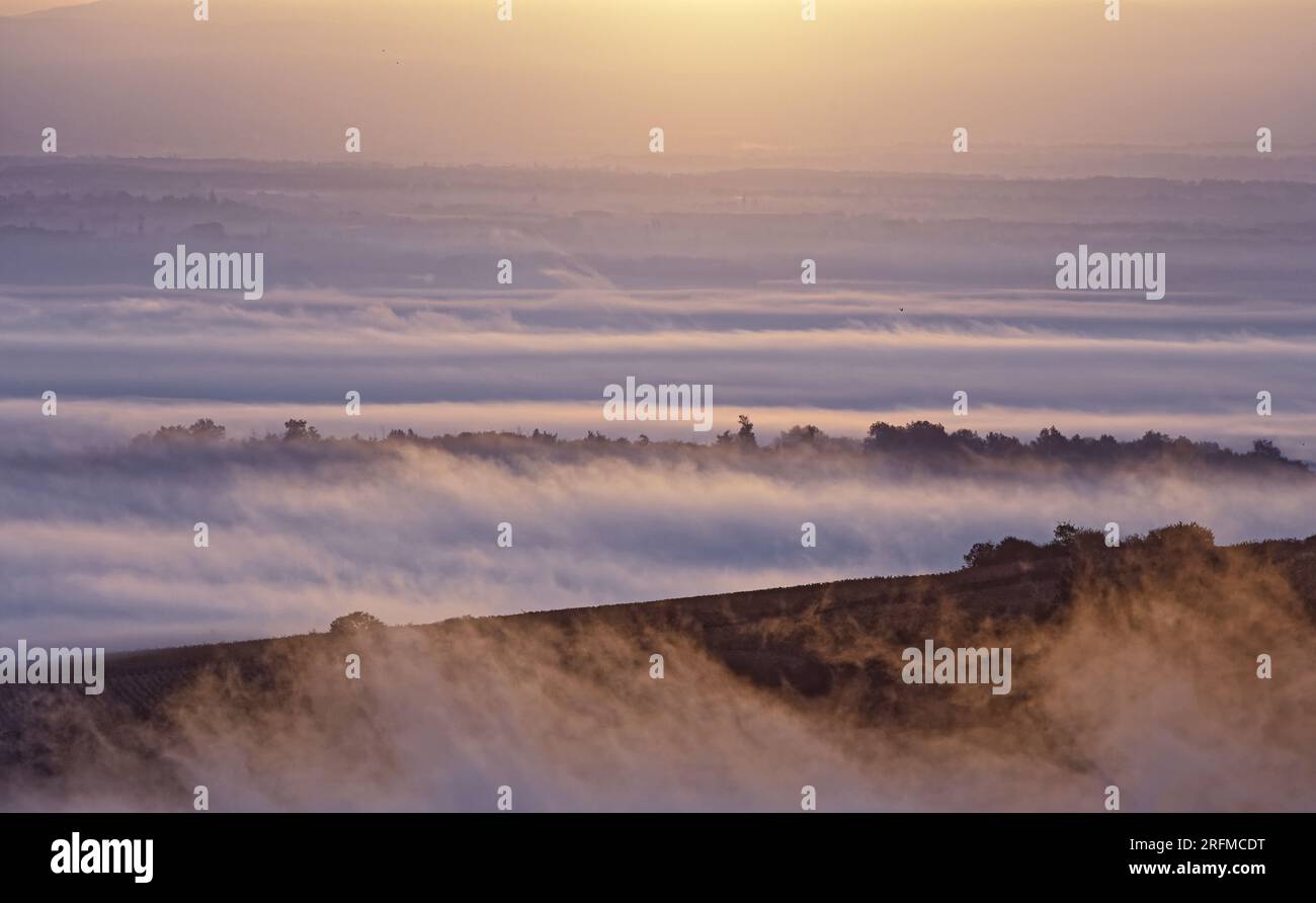 Frankreich, Saône-et-Loire (71), Solutré-Pouilly, lever du jour et mer de nuage sur le Mâconnais, vue depuis la roche de Solutré / Frankreich, Saône-et-Loire Solutré-Pouilly, Tagesanbruch und Wolkenmeer über der Mâconnais, Blick vom Solutré-Felsen Stockfoto