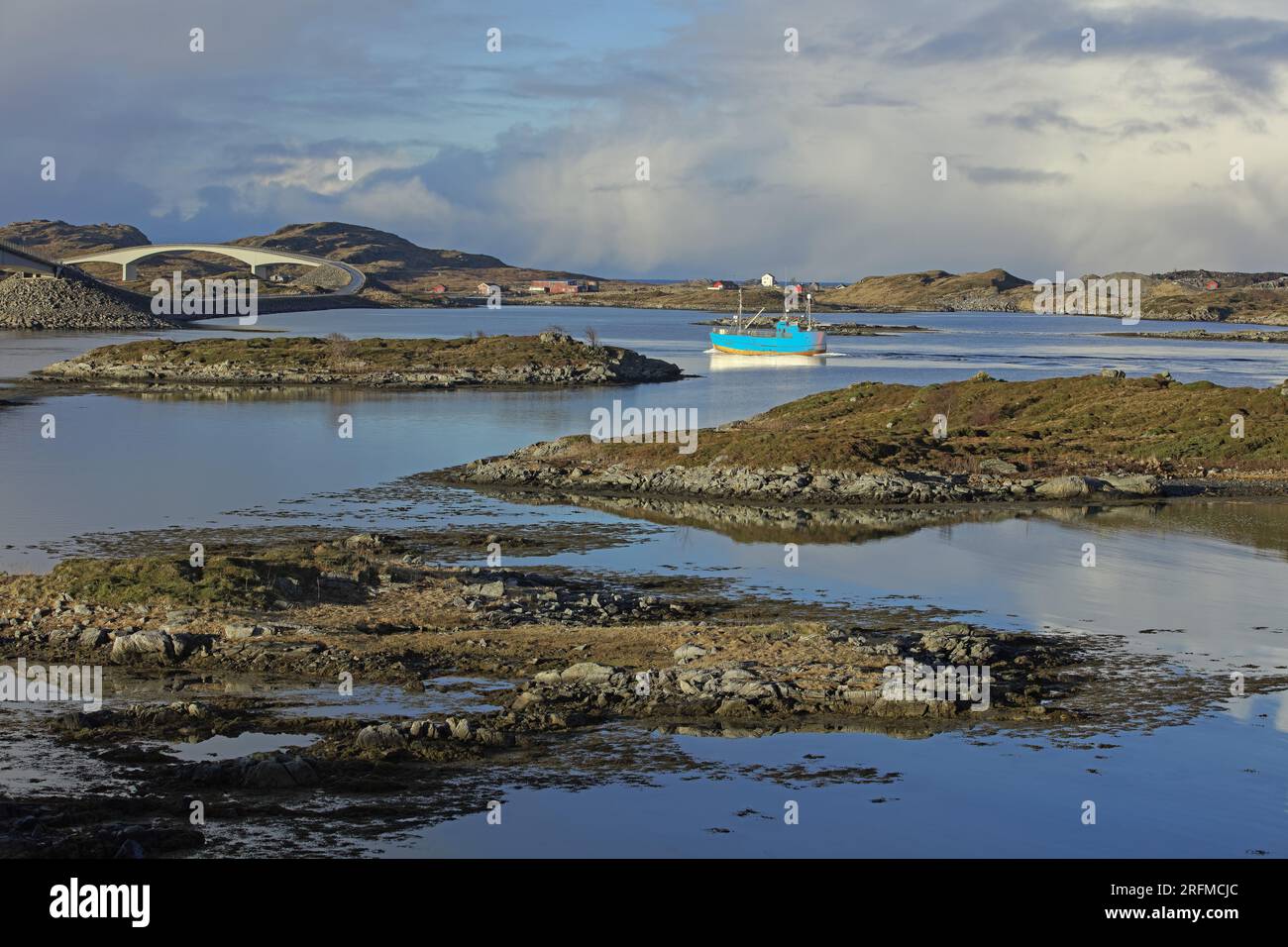 Norvège, Iles Lofoten, Fredvang, Retour de pêche au Milieu des ilots à l'Entrée du Fjord / Norwegen, Lofoten-Inseln, Fredvang, Rückkehr der Fischerei in der Mitte der Inseln am Eingang des Fjords Stockfoto