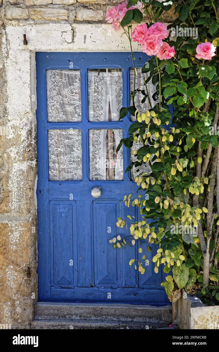 Frankreich, Aveyron (12), Peyreleau, Detail des alten Dorfes, blaue Tür Stockfoto