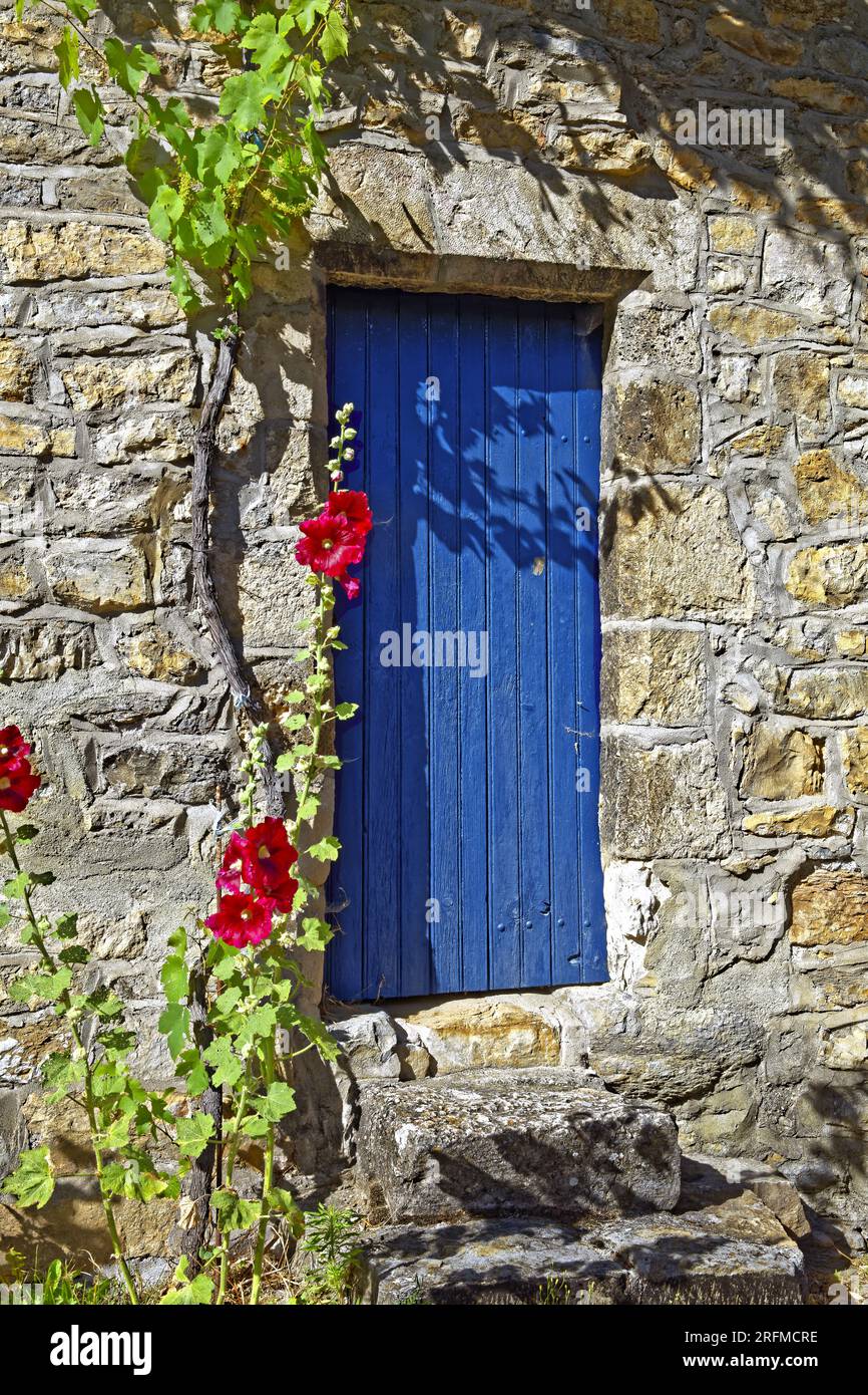 Frankreich, Aveyron (12), Peyreleau, Detail des alten Dorfes, blaue Tür Stockfoto