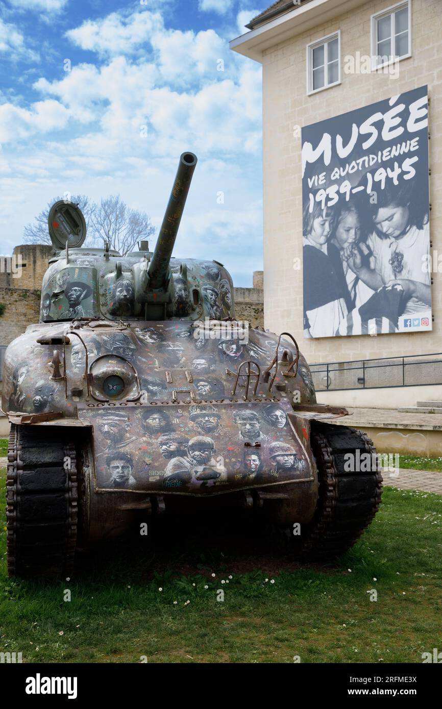 Frankreich, Normandie, Calvados, Bessin, Falaise, musée de la Vie Quotidienne (Museum), 1939-1945, Panzer mit Werken des Künstlers Jef Aerosol (Freigaberecht) Stockfoto