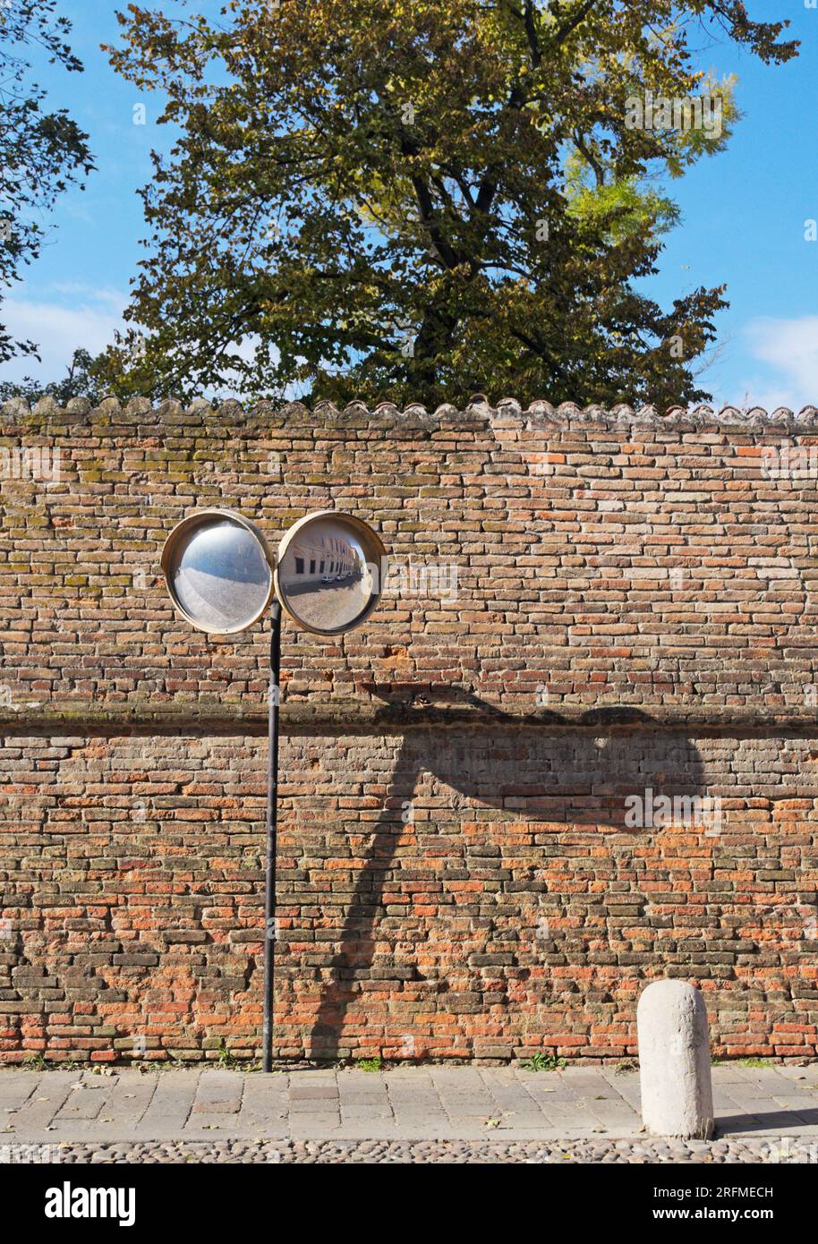 Doppelter konvexer Sichtspiegel am Pfosten in Ferrara, Italien Stockfoto