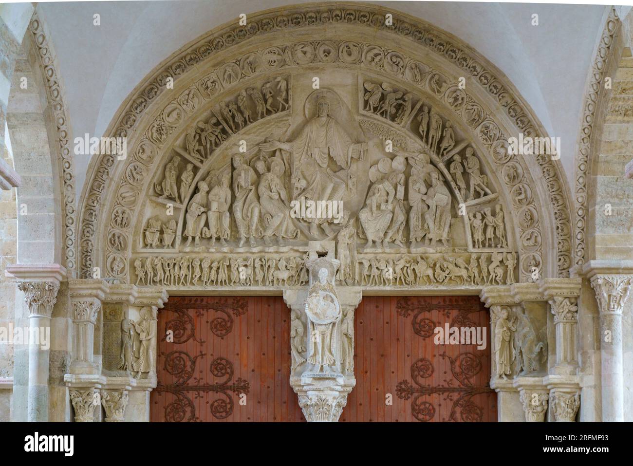 Frankreich, Region Bourgogne Franche Comté, Yonne, Vézelay, Basilika Sainte-Marie-Madeleine in Vézelay, Narthex (Vestibule), Tympanum Stockfoto