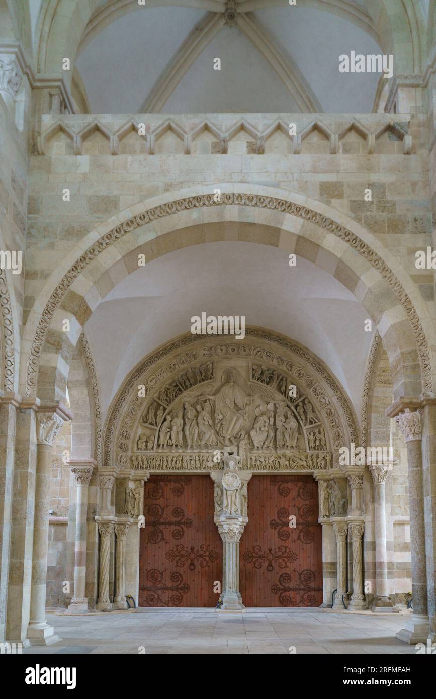 Frankreich, Region Bourgogne Franche Comté, Yonne, Vézelay, Basilika Sainte-Marie-Madeleine in Vézelay, Narthex (Vestibule), Zentralportal und Tympanum, Stockfoto