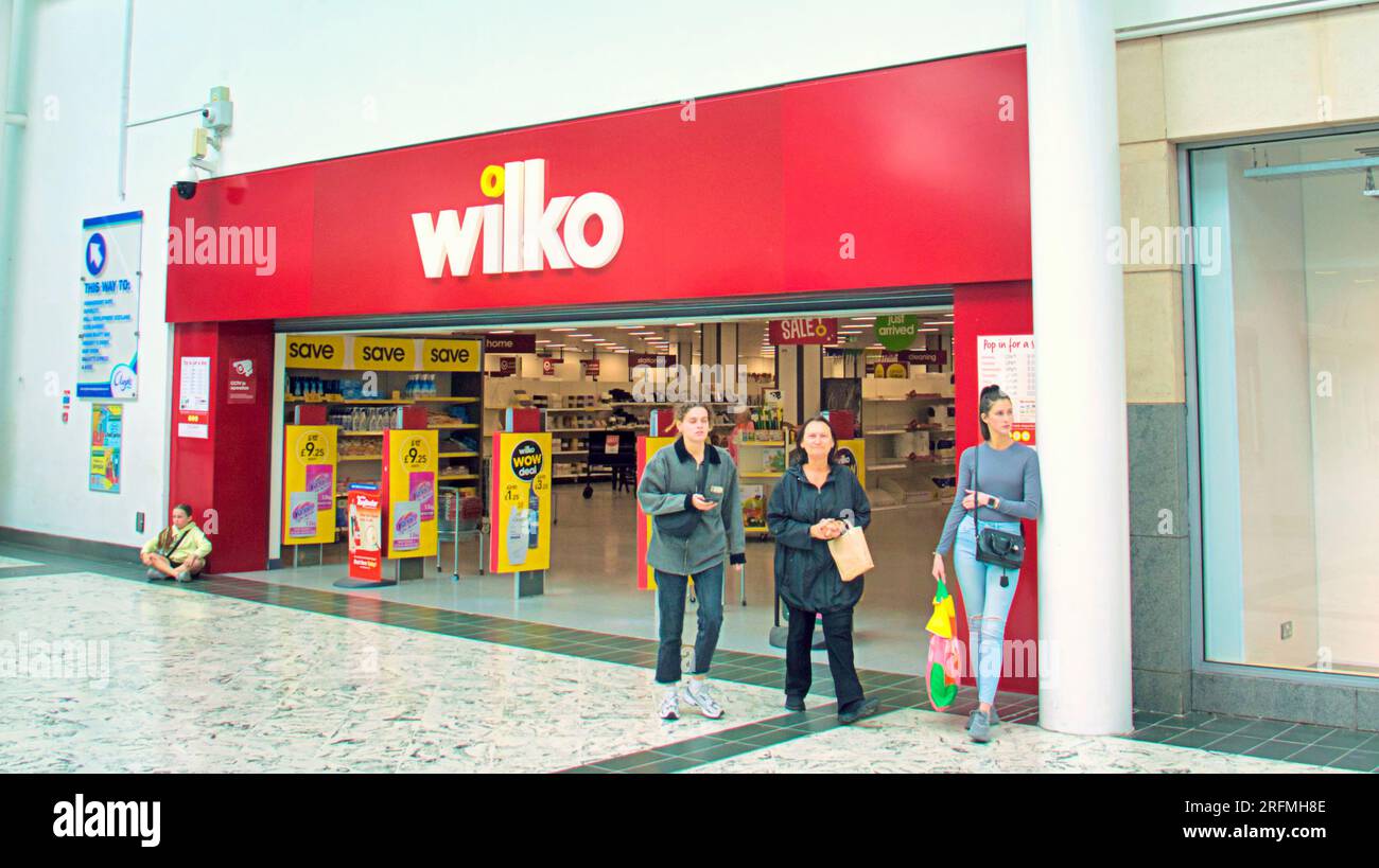 Glasgow, Schottland, Großbritannien. 4. August, 2023. Wilko am Rande des Zusammenbruchs sah einen leeren clydebank-Laden mit nur einer Kasse offen und zwei Mitarbeitern heute ohne Ankündigungen vor dem Laden. Credit Gerard Ferry/Alamy Live News Stockfoto