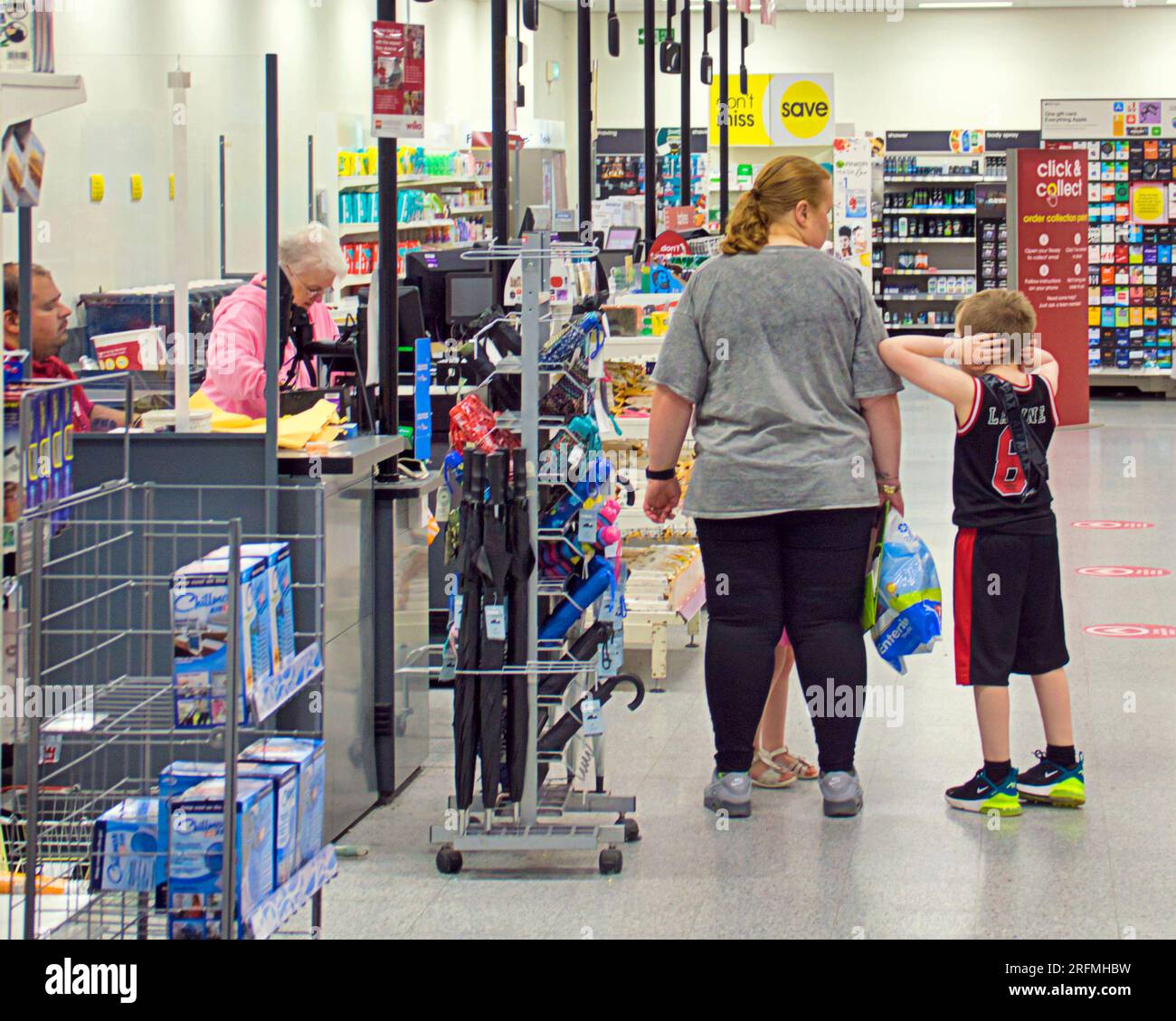 Glasgow, Schottland, Großbritannien. 4. August, 2023. Wilko am Rande des Zusammenbruchs sah einen leeren clydebank-Laden mit nur einer Kasse offen und zwei Mitarbeitern heute ohne Ankündigungen vor dem Laden. Credit Gerard Ferry/Alamy Live News Stockfoto