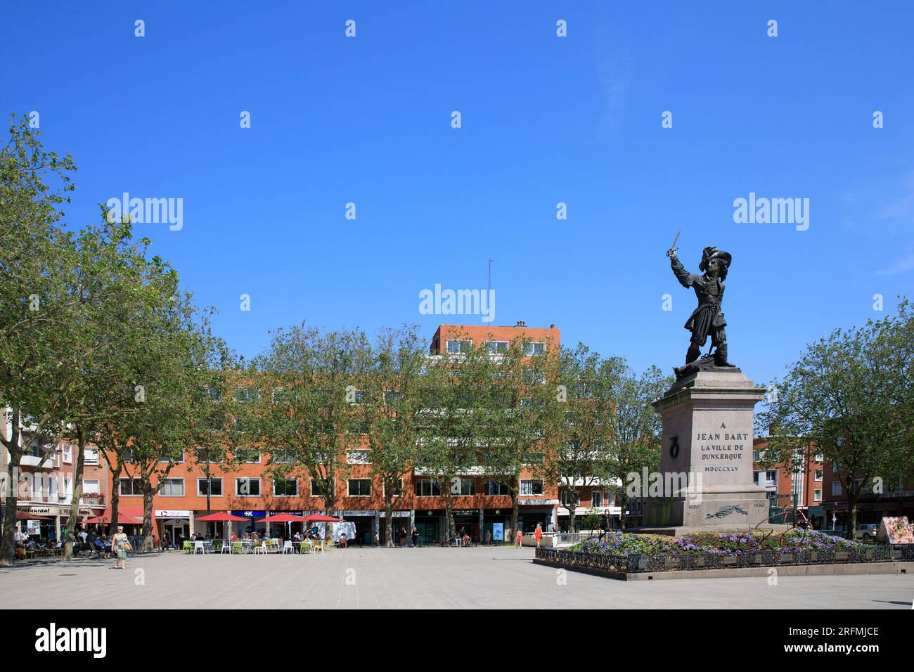 Frankreich, Region Hauts-de-France, Departement Nord, Dünkirchen, Place Jean Bart, Statue des holländischen Marinekommandanten Jean Bart, entworfen vom französischen Bildhauer David d'Angers Stockfoto