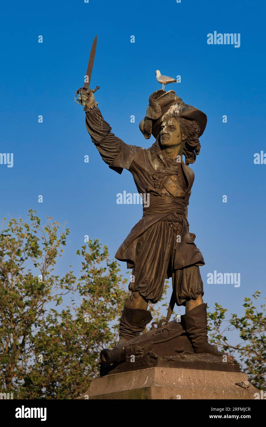 Frankreich, Region Hauts-de-France, Departement Nord, Dünkirchen, Place Jean Bart, Statue des holländischen Marinekommandanten Jean Bart, entworfen vom französischen Bildhauer David d'Angers Stockfoto