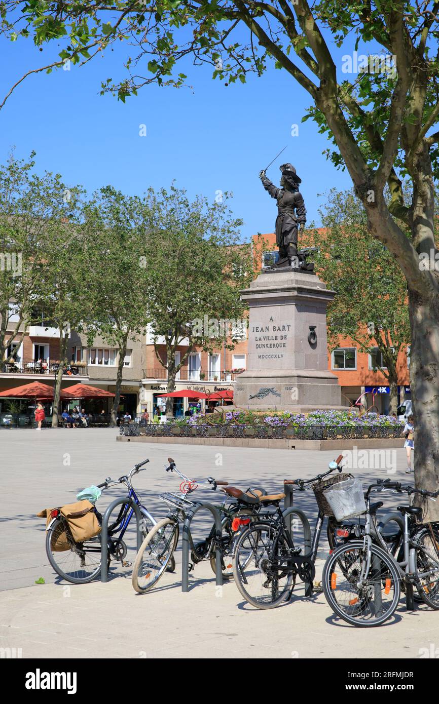Frankreich, Region Hauts-de-France, Departement Nord, Dünkirchen, Place Jean Bart, Statue des holländischen Marinekommandanten Jean Bart, entworfen vom französischen Bildhauer David d'Angers Stockfoto