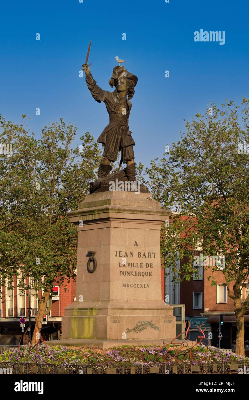 Frankreich, Region Hauts-de-France, Departement Nord, Dünkirchen, Place Jean Bart, Statue des holländischen Marinekommandanten Jean Bart, entworfen vom französischen Bildhauer David d'Angers Stockfoto
