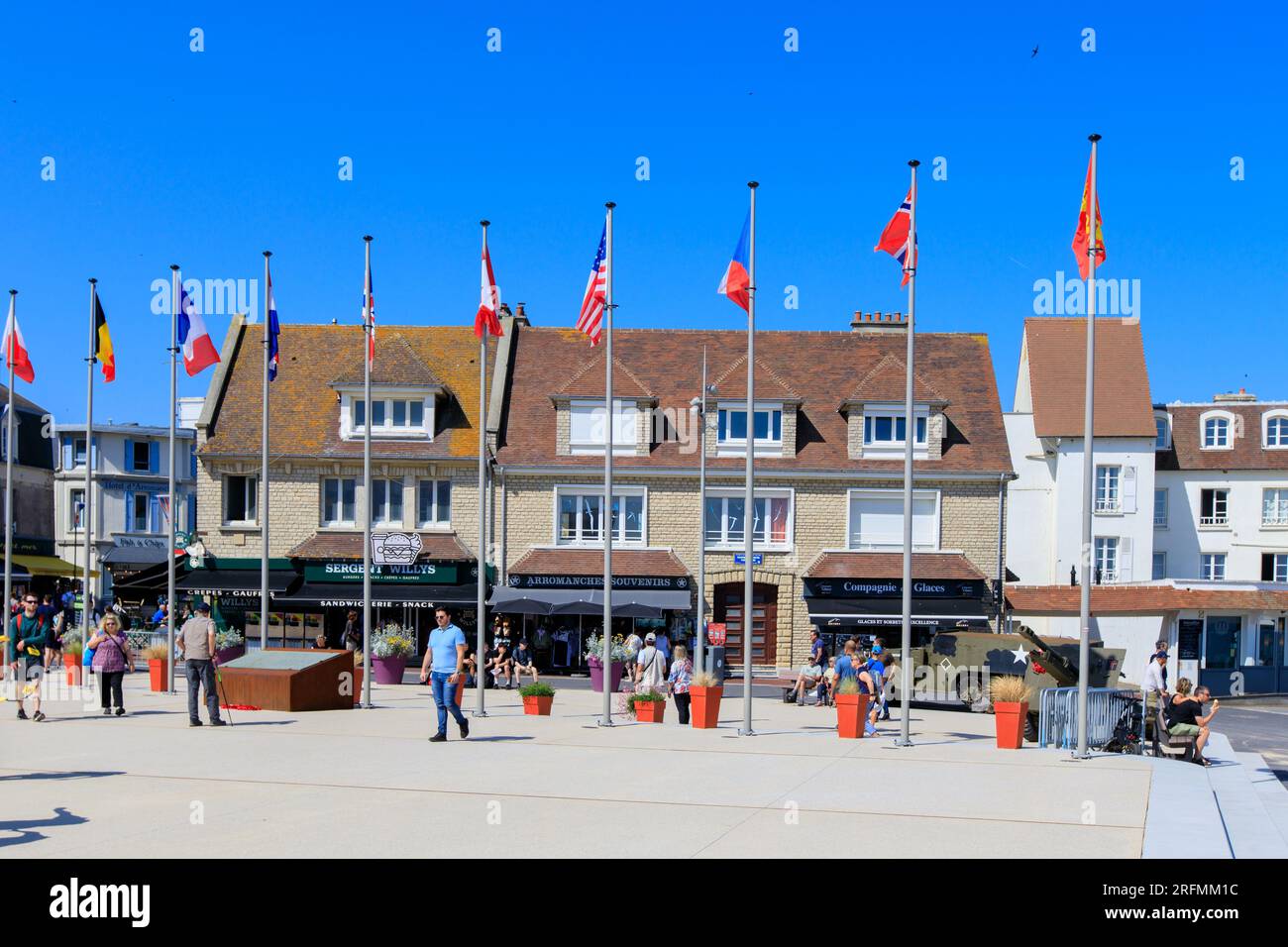 Frankreich, Normandie, Departement Calvados, D-Day Beaches, Arromanches, neues 'Musée du Débarquement' (2023) (D-Day Museum) und renovierter Platz Stockfoto