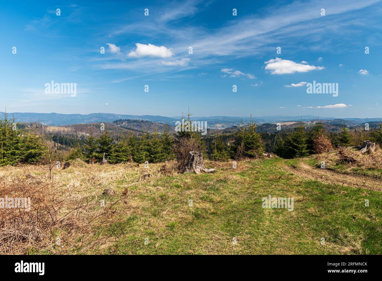 Blick vom Jakubovsky vrch Hügel in den Javorniky Bergen in der Slowakei während des wunderschönen Frühlings Stockfoto