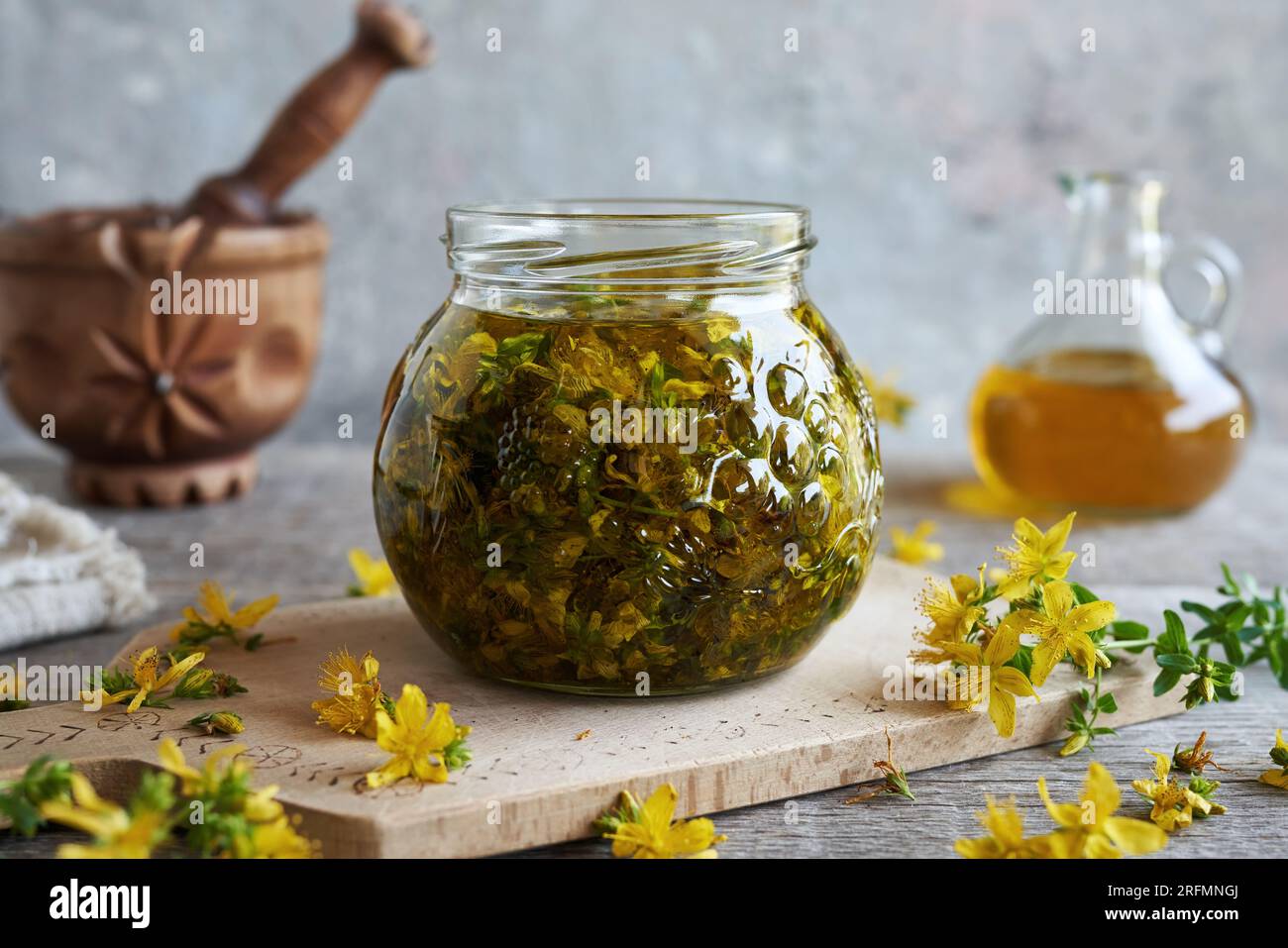 Herstellung von Heilöl aus frischen St. Johanniskraut-Blüten Stockfoto