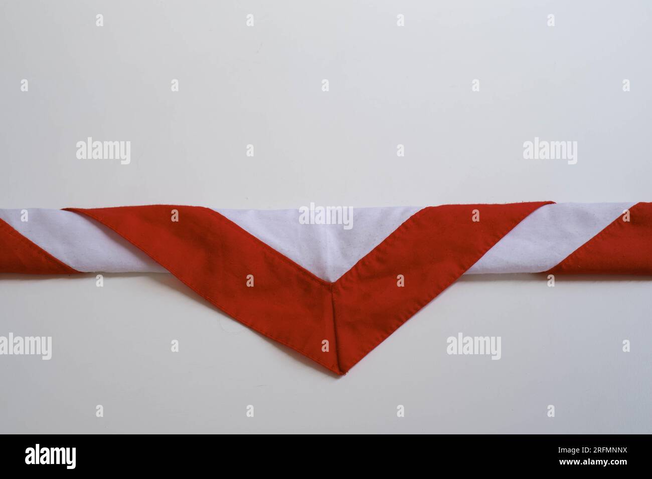 Der dreieckige Schal, der als Teil der Uniform der indonesischen Pfadfinderbewegung Pramuka getragen wird, hat eine rot-weiße Farbe namens Hasduk Stockfoto