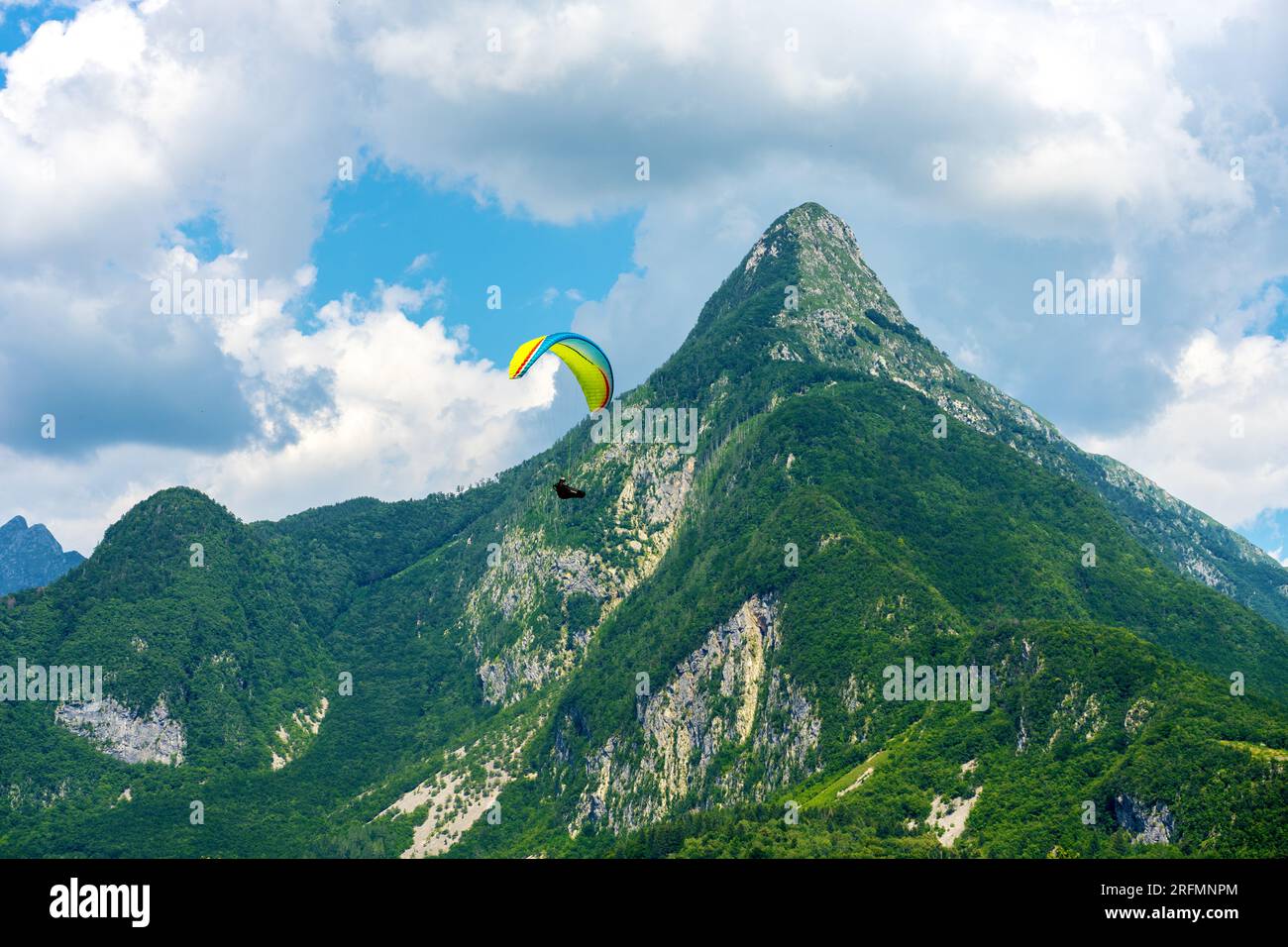 Para-Gleitschirmtauchen in Bovec Slowenien zwischen den Bergen. Stockfoto
