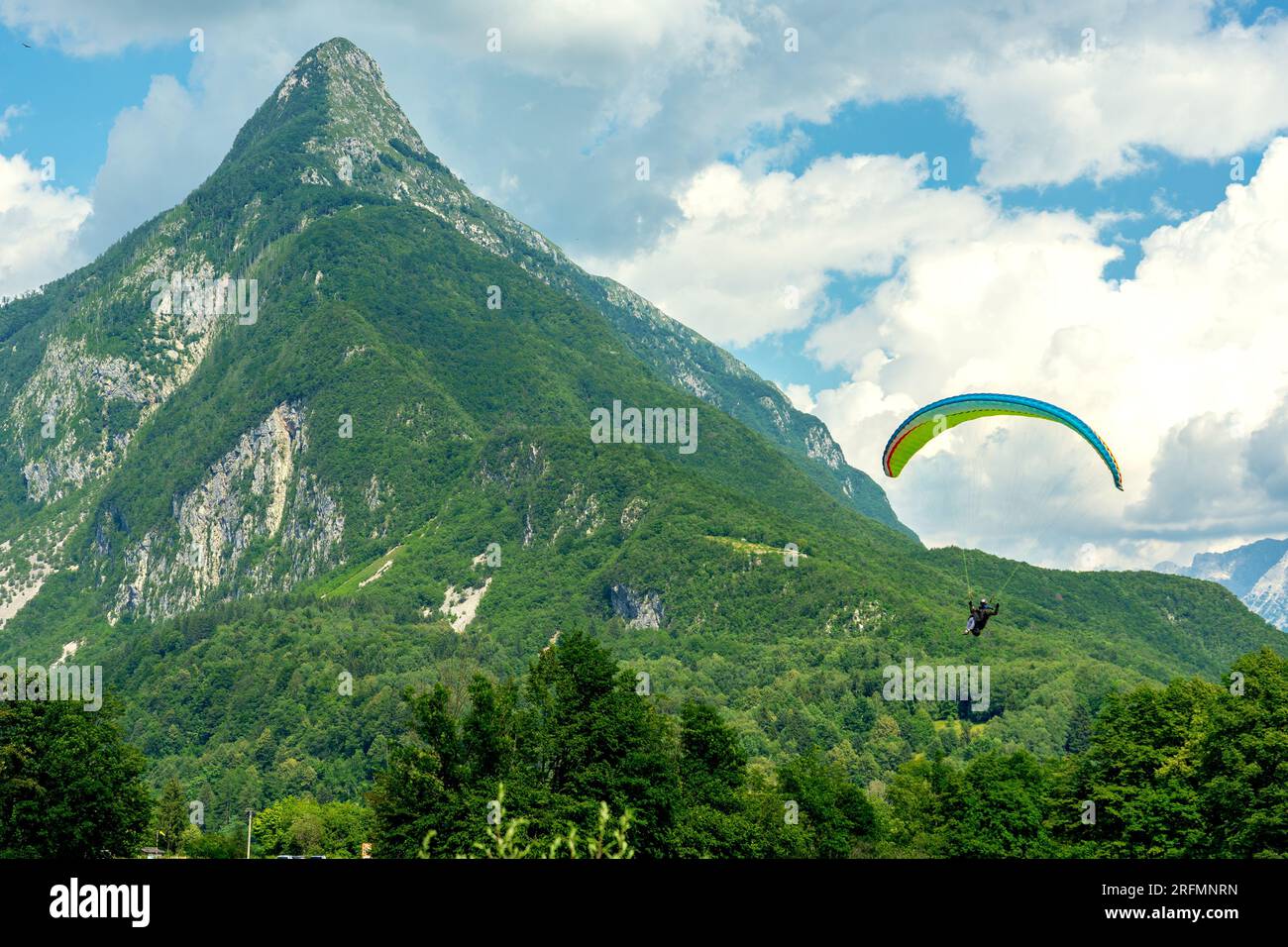 Para-Gleitschirmtauchen in Bovec Slowenien zwischen den Bergen. Stockfoto