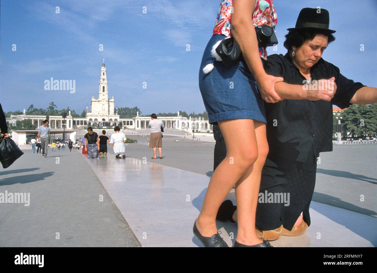 Fatima, Portugal - 21. Mai 2019: Schrein von Fatima. Pilgrim erfüllt seine Buße und verspricht auf den Knien entlang des Gebetsbereiches zur Kapelle von T. Stockfoto