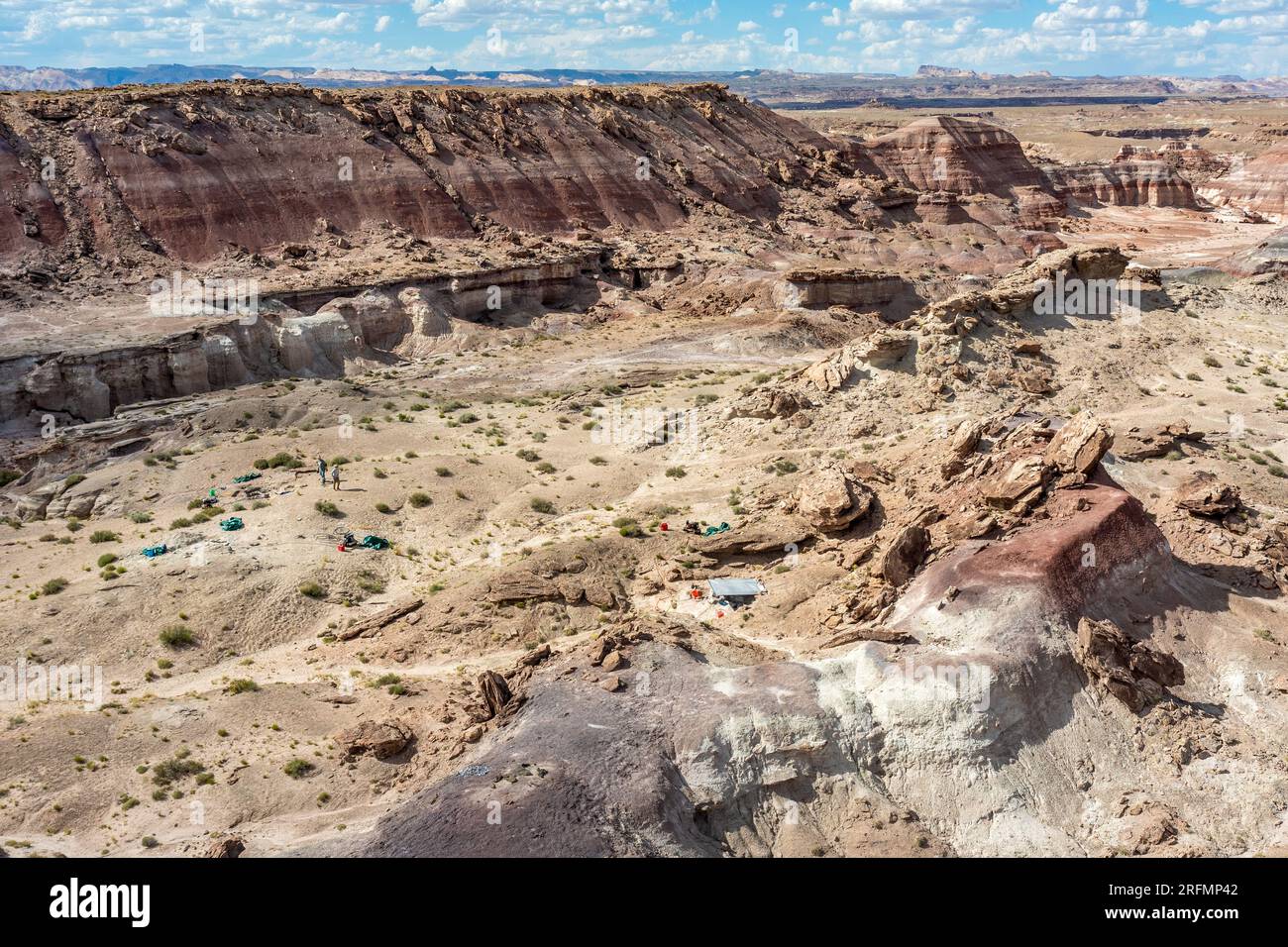 Paläontologen arbeiten in der Morrison-Formation im Burpee Dinosauriersteinbruch in der Caineville-Wüste bei Hanksville, Utah. Stockfoto