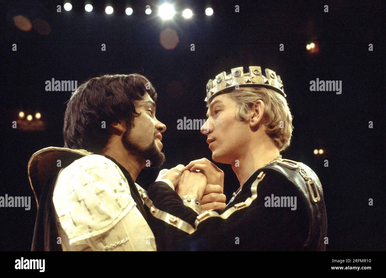 l-r: James Laurenson (Piers Gaveston), Ian McKellen (Edward II) in EDWARD II von Christopher Marlowe am Piccadilly Theatre, London W1 27/01/1970 A Prospect Theatre Company Produktionsdesign: Kenneth Rowell Regisseur: Toby Robertson Stockfoto