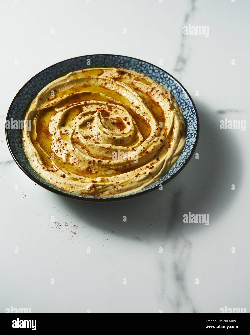 Türkischer Hummus ist ein cremiger Dip aus Kichererbsen, Tahini, Olivenöl, Zitronensaft und Knoblauch. Fügen Sie Joghurt oder Butter für zusätzlichen Reichtum hinzu. Stockfoto