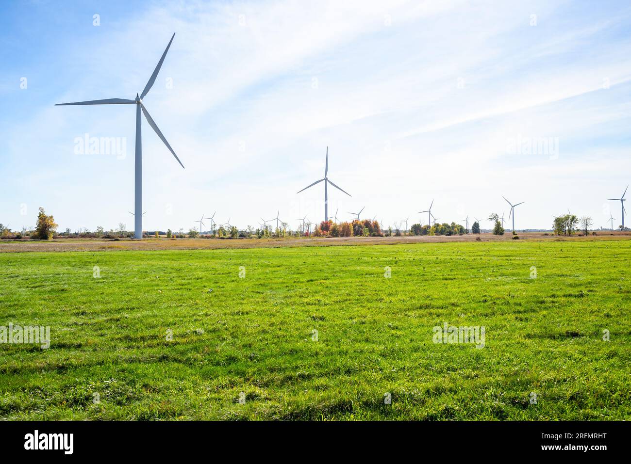 Windturbinen in einer ländlichen Landschaft an einem teilweise bewölkten Herbsttag Stockfoto